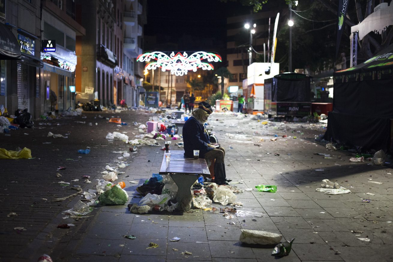 14 fotos desvelan el lado oscuro del Carnaval de Tenerife gracias al trabajo de la artista Irene Sanfiel (zIREjA) // CanariasCreativa.com