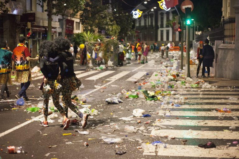 14 fotos desvelan el lado oscuro del Carnaval de Tenerife gracias al trabajo de la artista Irene Sanfiel (zIREjA) // CanariasCreativa.com