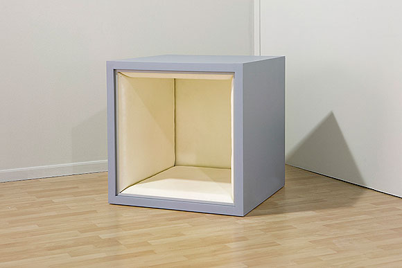 Habitáculo para reflexionar II, madera y tapizado, 75x75x75, 2012