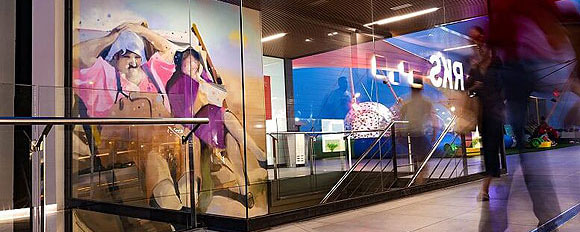 Un mural de más de 8 metros de altura, obra de Ione Domínguez, aterriza en Puerto del Carmen. // CanariasCreativa.com