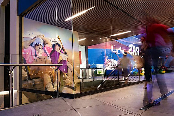 Un mural de más de 8 metros de altura, obra de Ione Domínguez, aterriza en Puerto del Carmen. // CanariasCreativa.com