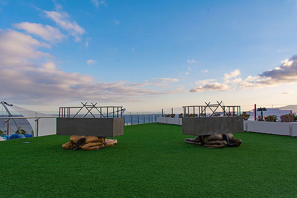 Un mural de más de 8 metros de altura, obra de Ione Domínguez, aterriza en Puerto del Carmen. // CanariasCreativa.com