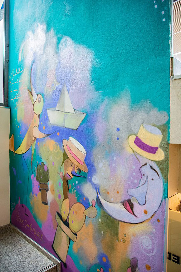 Un mural de más de 8 metros de altura, obra de Ione Domínguez, aterriza en Puerto del Carmen. // CanariasCreativa.com