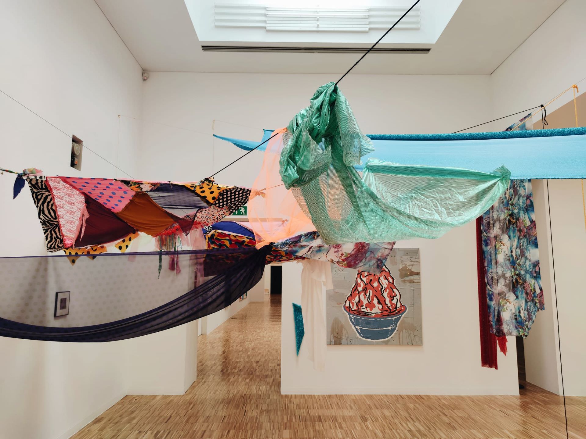 La artista Juana Fortuny y su instalación inédita «Tengo una amiga que» inician la temporada expositiva en BIBLI.