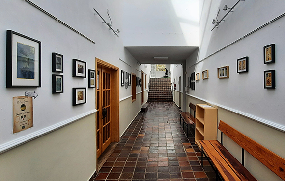 El Niño Sombra inaugura su primera exposición individual en la Casa de Venezuela en Canarias