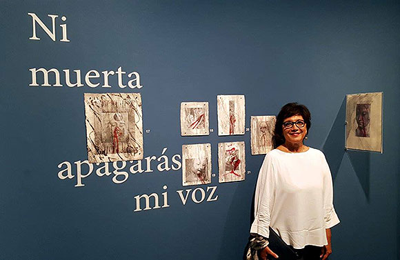 Paqui Martín pone imagen a los microrrelatos de 65 autoras canarias contra la violencia de género, en la Casa de Colón // CanariasCreativa.com