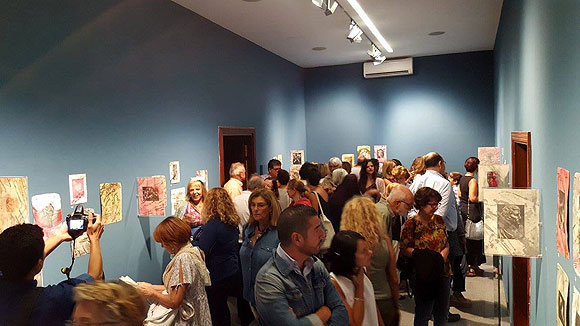 Paqui Martín pone imagen a los microrrelatos de 65 autoras canarias contra la violencia de género, en la Casa de Colón // CanariasCreativa.com